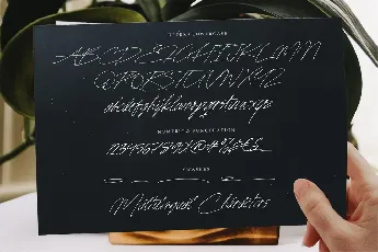 Signature Moment font